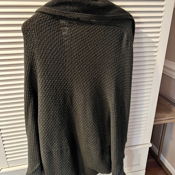 Cozy Dark Green Knit Sweater - Picture 4 of 5